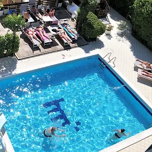 Hotel Marzia Con Piscina Riccione